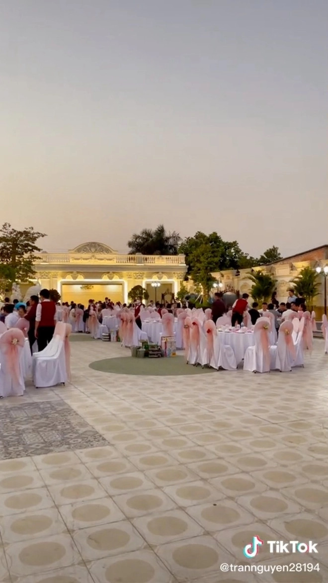 Thậm chí có người lặn lội từ tận Bình Chánh (TP. HCM) xuống Long An chỉ để chụp 1 tấm hình nhà lên đèn. Ảnh: TikTok