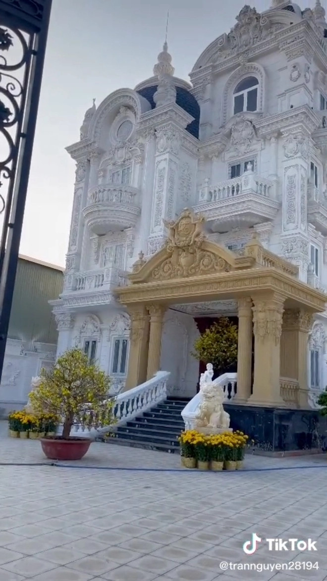 Phía trước là khoảng sân rộng rãi, thoải mái tổ chức tiệc tùng. Ảnh: TikTok