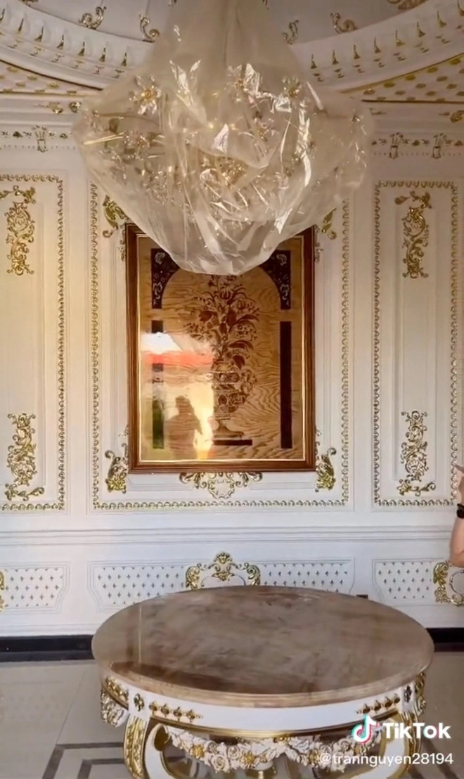 Không gian bên trong tòa lâu đài khiến nhiều người choáng ngợp bởi kiến trúc cổ điển, góc nào cũng hoành tráng, sang trọng. Ảnh: TikTok