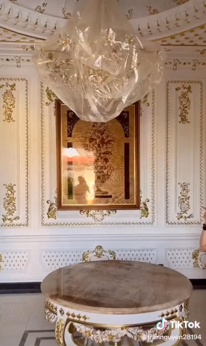 Không gian bên trong tòa lâu đài khiến nhiều người choáng ngợp bởi kiến trúc cổ điển, góc nào cũng hoành tráng, sang trọng. Ảnh: TikTok