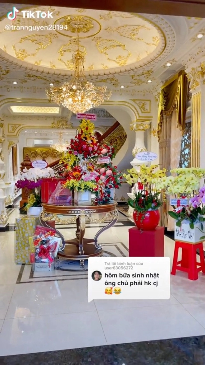 Nội thất mang phong cách cổ điển, toát lên sự giàu sang với nhiều góc như được dát vàng. Ảnh: TikTok