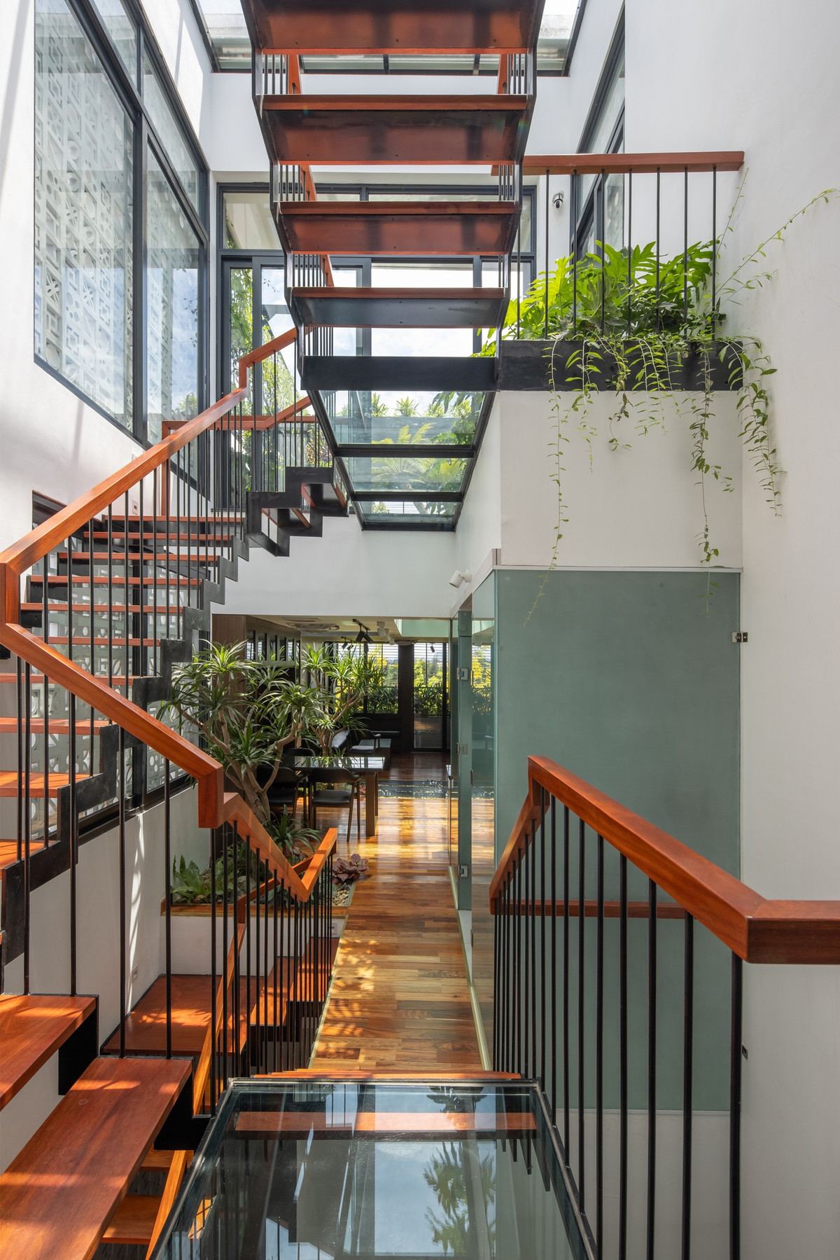 Chiều dài gấp 7 lần chiều rộng là hạn chế nhưng đã mở ra cơ hội để tạo nên thiết kế độc đáo, tận dụng tối đa ưu thế của mặt tiền tiếp giáp Quốc lộ 5 và con ngõ nhỏ phía sau. Ảnh: Hoàng Lê - Kiến Trúc NDT