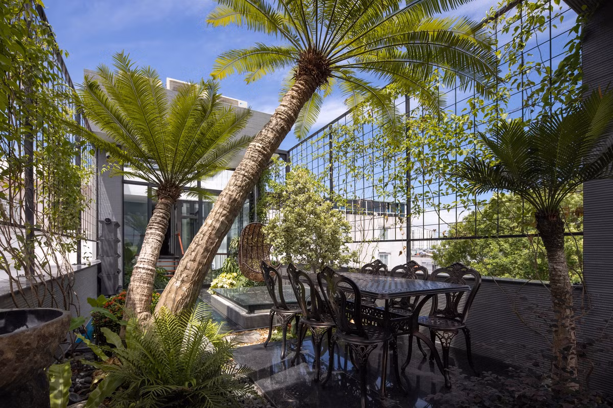 Khu vườn xanh mát giống như một ốc đảo giữa lòng thành phố. Đây là nơi gia chủ thư giãn, thưởng trà sau một ngày làm việc mệt mỏi. Ảnh: Hoàng Lê - Kiến Trúc NDT