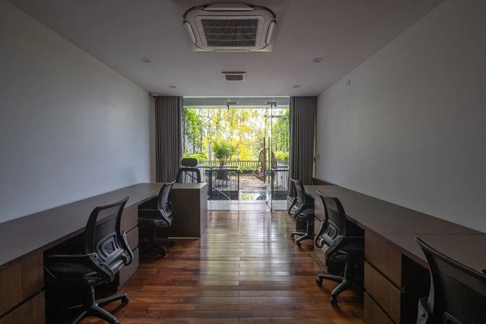 Tầng 1 thiết kế như một showroom hiện đại, trưng bày những mẫu xe điện cao cấp. Tầng 2 là văn phòng làm việc với khu vườn xanh tươi. Tầng 3,4 và 5 được bố trí làm nơi ở với đầy đủ các phòng cần thiết. Ảnh: Hoàng Lê - Kiến Trúc NDT