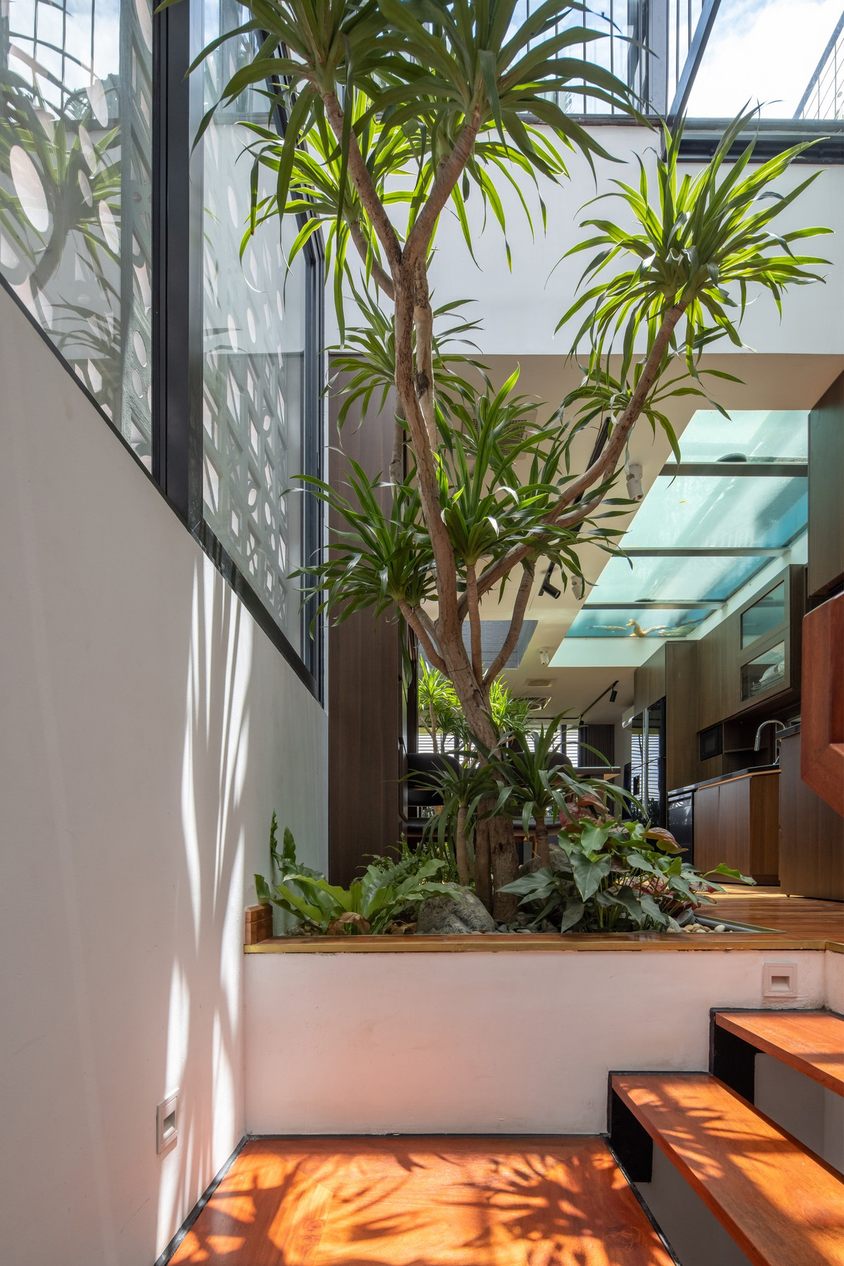 Căn nhà được bố trí sàn lệch, phía sau cao hơn phía trước, giúp các phòng trên riêng tư và tạo cảm giác thông thoáng hơn. Ảnh: Hoàng Lê - Kiến Trúc NDT