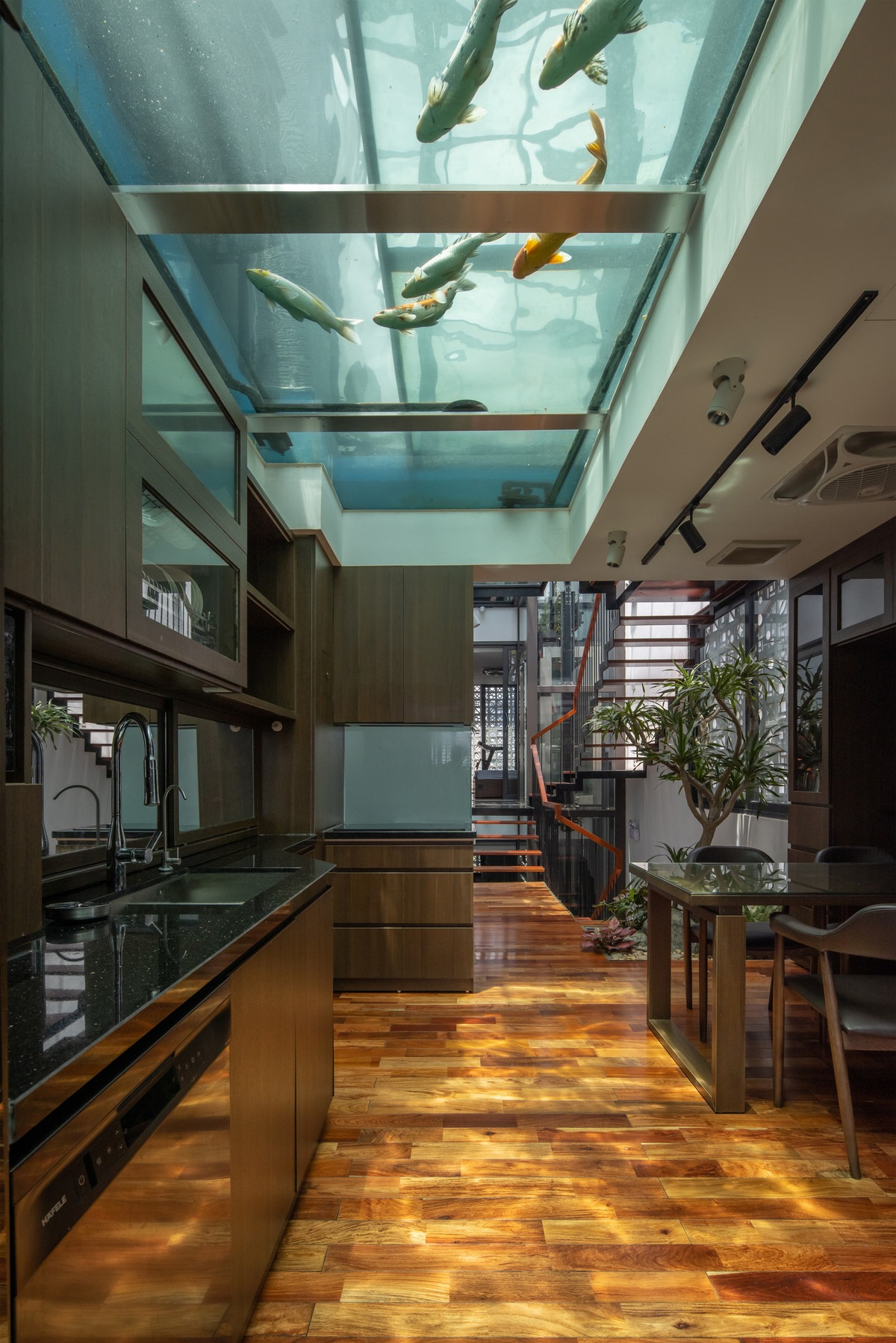 Phòng khách và bếp đặt ở vị trí trung tâm, giúp tối ưu hóa ánh sáng tự nhiên và tạo nên không gian sống hiện đại, liền mạch. Ảnh: Hoàng Lê - Kiến Trúc NDT