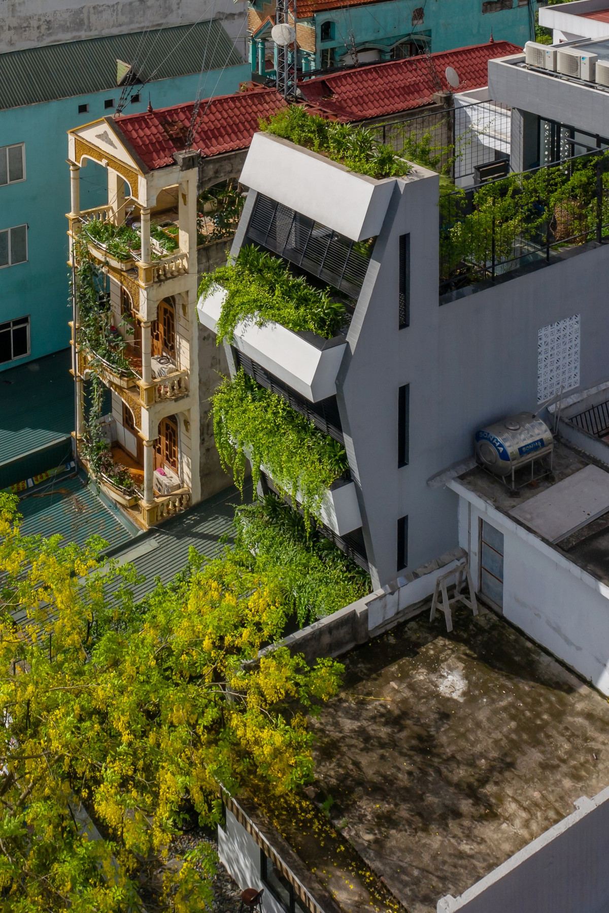 Lô đất có chiều rộng chỉ 3,85m nhưng dài đến 27m thực sự là một thách thức lớn về bố trí không gian trong nhà. Ảnh: Hoàng Lê - Kiến Trúc NDT