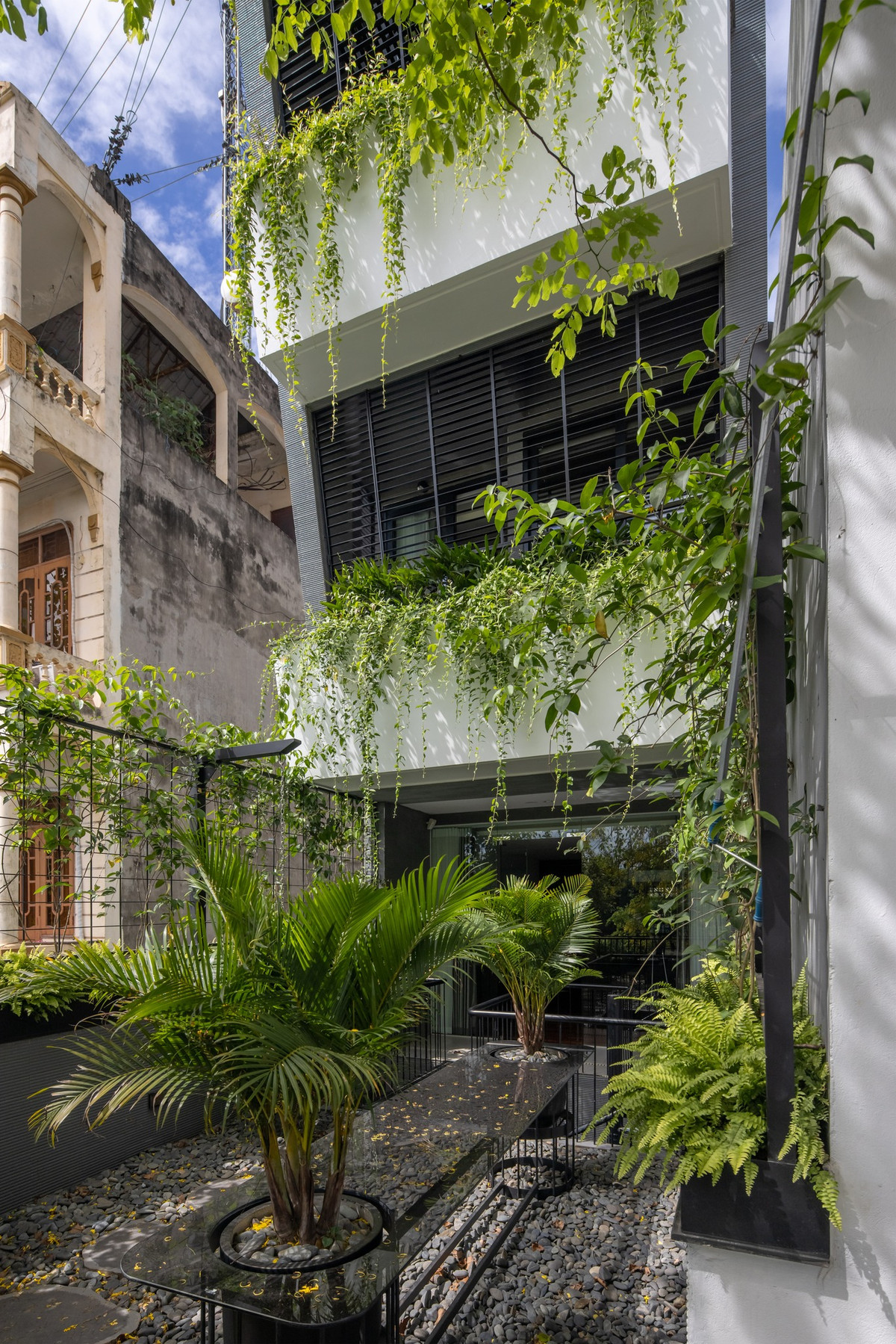 Bồn hoa lớn nhất vươn mình ở tầng 5, dần thu nhỏ về tầng hai và thậm chí còn "leo" cả lên mái nhà, tạo ra đường cong mềm mại. Ảnh: Hoàng Lê - Kiến Trúc NDT