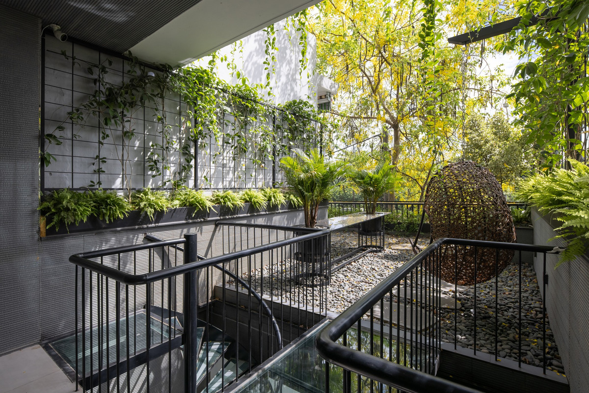 Mong muốn của chủ nhân là một nơi mọi thành viên luôn cảm thấy thoải mái sau mỗi giờ làm việc căng thẳng. Sự kết nối không gian, sử dụng ánh sáng tự nhiên phù hợp và tạo ra thông gió tự nhiên tốt là những ưu tiên hàng đầu. Ảnh: Hoàng Lê - Kiến Trúc NDT