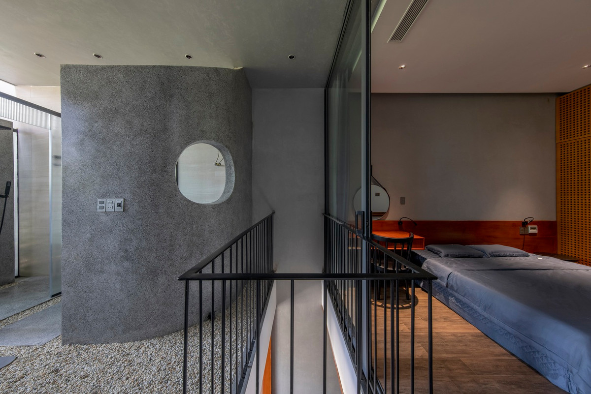 Ranh giới giữa bên trong và bên ngoài được loại bỏ hoàn toàn bằng việc sử dụng những mảng kính lớn để ngăn chia chạy theo chiều dọc ngôi nhà.