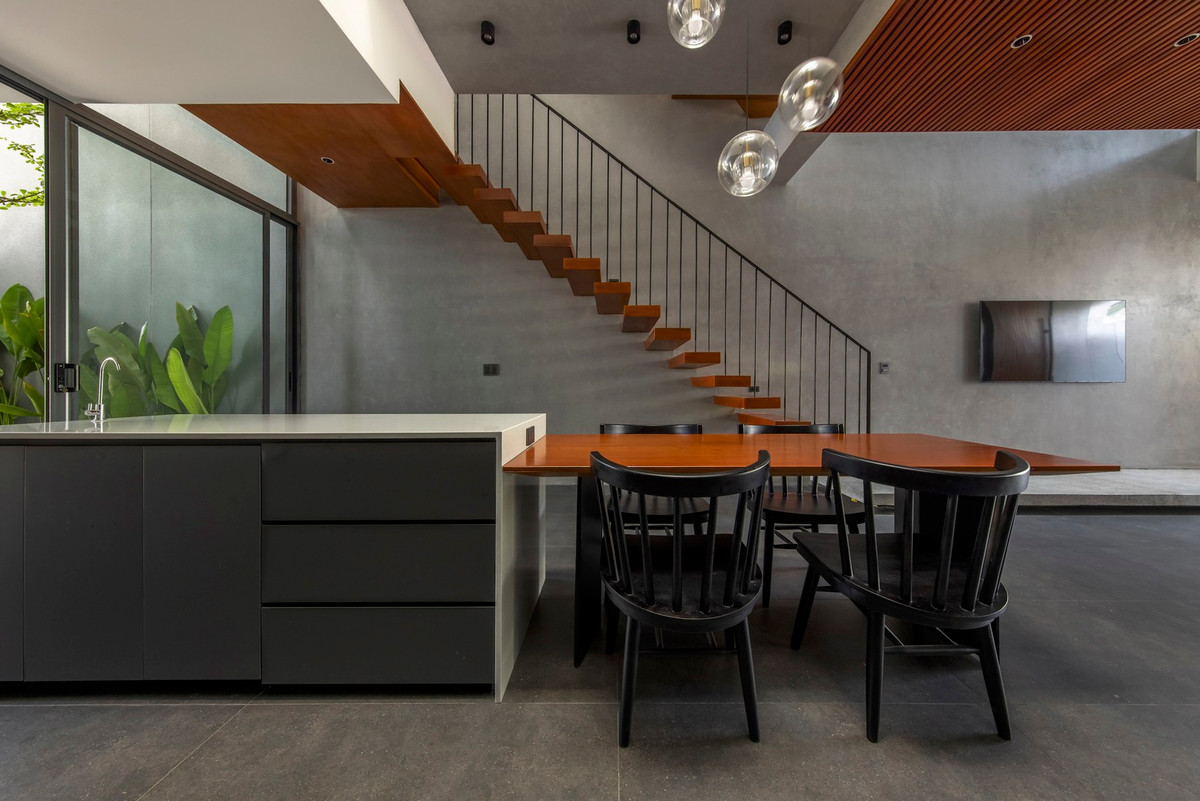 Ở bên trong, các phòng gần như tối giản và không gian sinh hoạt chung được cởi mở.