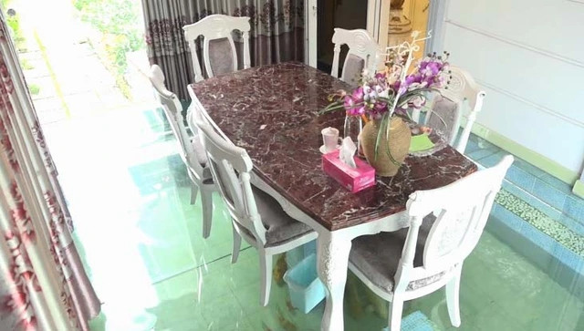 Đặc biệt, phía dưới bàn ăn thiết kế một bể cá lớn.