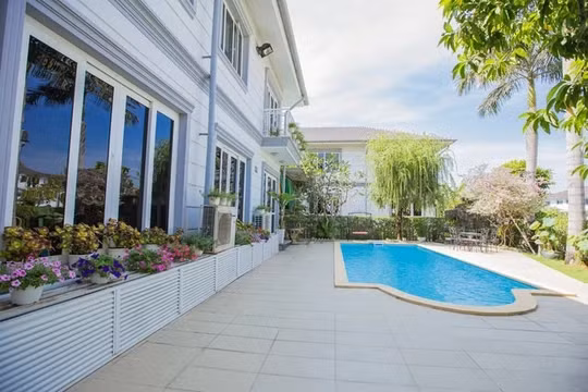 Trong khuôn viên biệt thự còn có bể bơi lớn. Nguồn ảnh: FBNV