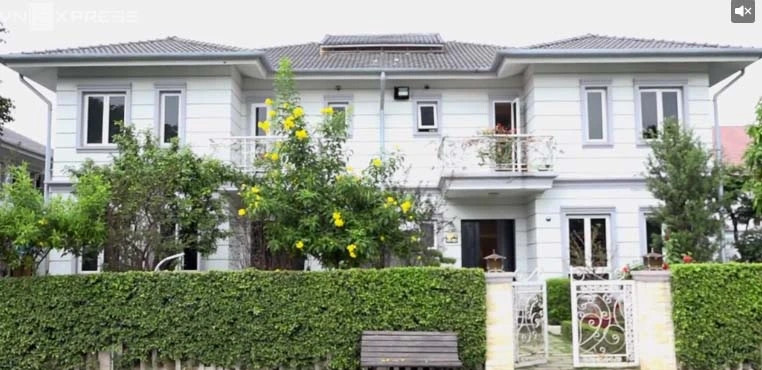 Nhìn từ bên ngoài, biệt thự của Hồ Quỳnh Hương giống như một cung điện hoàng gia thu nhỏ phủ một màu xanh mát.