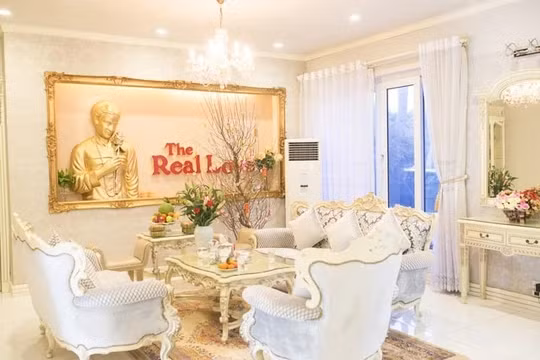 Nội thất trong nhà trang hoàng theo phong cách cổ điển.