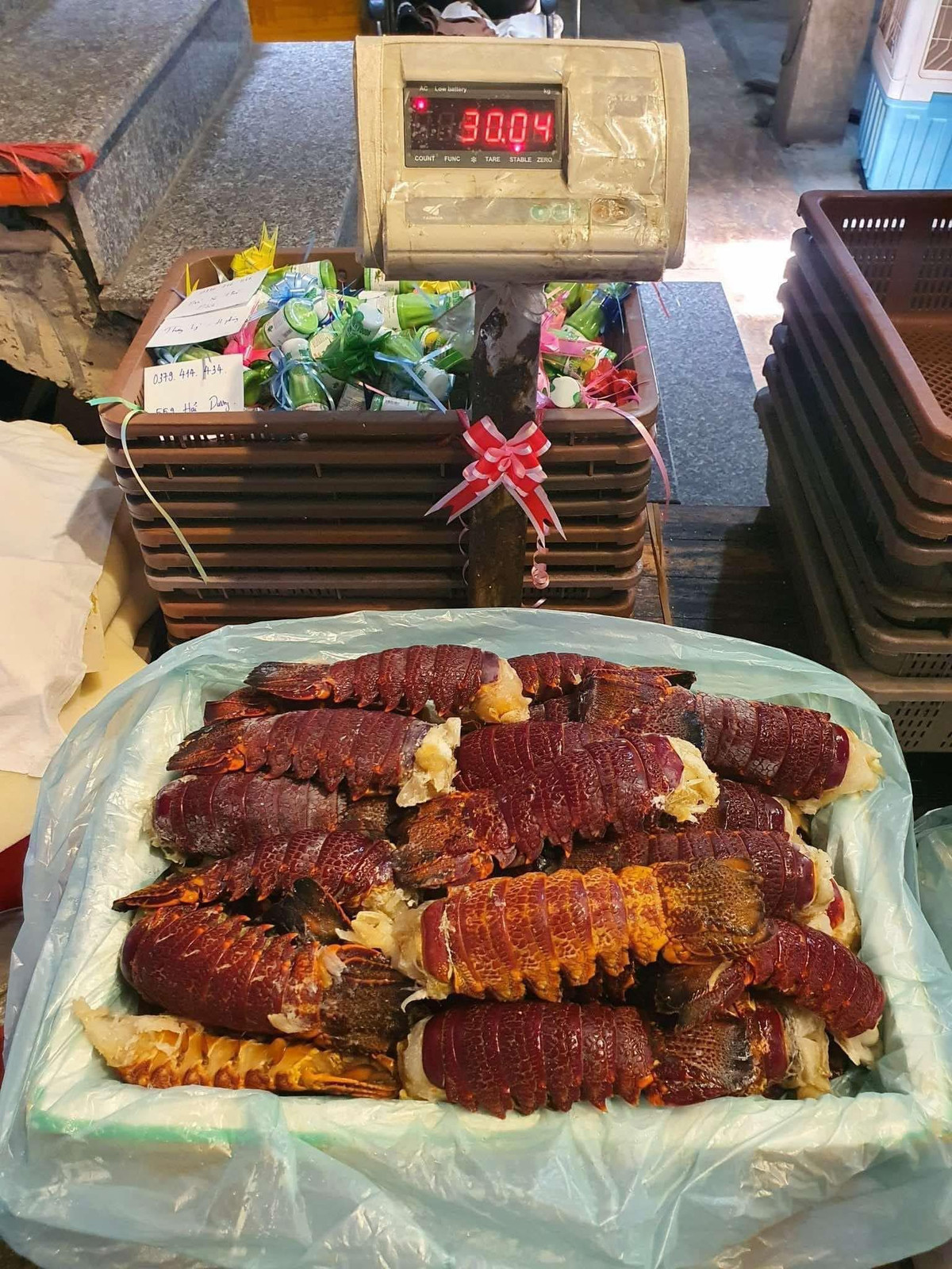 Người bán đều quảng cáo đây là hàng “thượng hạng”, bởi tôm hùm Úc đánh bắt được cắt phần đuôi đưa vào cấp đông ngay nên đảm bảo thịt tươi. Ảnh: FB Quang Quýt