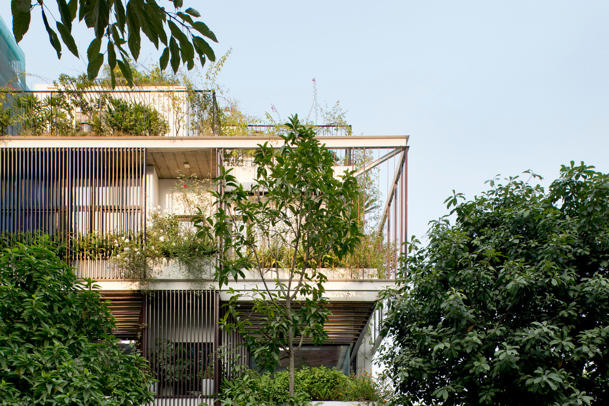 Để khắc phục nhược điểm này, kiến trúc sư sử dụng hệ thống lam chắn bằng thép bao bọc toàn bộ căn nhà.