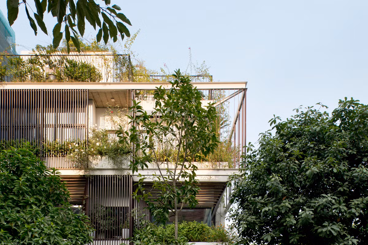 Để khắc phục nhược điểm này, kiến trúc sư sử dụng hệ thống lam chắn bằng thép bao bọc toàn bộ căn nhà.