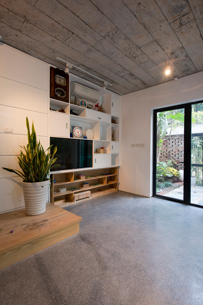 Nhà gồm 4 tầng: Tầng 1 gồm phòng khách, bếp ăn; Tầng 2 và tầng 3 là phòng ngủ, phòng làm việc.