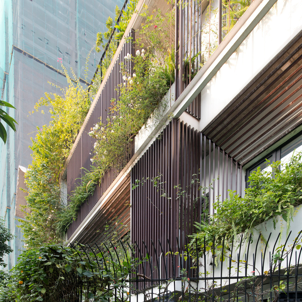 Do nằm ở hướng Tây nên ngôi nhà chịu ảnh hưởng trực tiếp của nắng nóng gay gắt chiếu thẳng vào nhà.