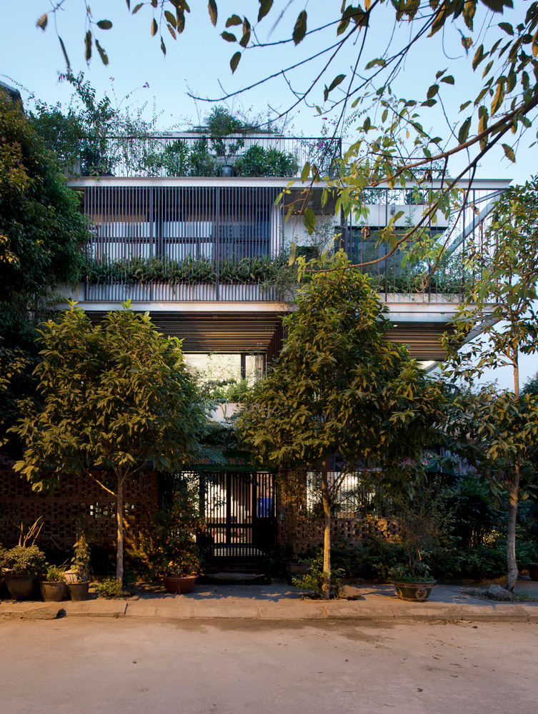 Tọa lạc ở quận Hoàn Kiếm (vị trí “đất vàng” đắc địa giữa trung tâm TP. Hà Nội), căn biệt thự có tên là Scent House gây ấn tượng bởi giàn cây leo phủ kín mặt tiền.