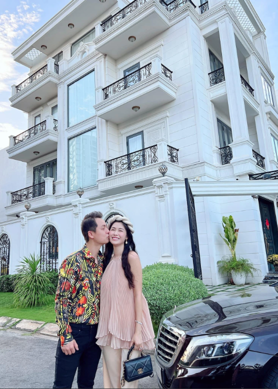 Ca sĩ Đăng Khôi nằm trong danh sách sao nam có xuất thân giàu có, sớm sở hữu khối tài sản lớn khi còn trẻ. Vợ chồng Đăng Khôi - Thủy Anh đang sống trong căn biệt thự đồ sộ trị giá 2 triệu USD tại quận 7 (TP HCM). Ảnh: FBNV