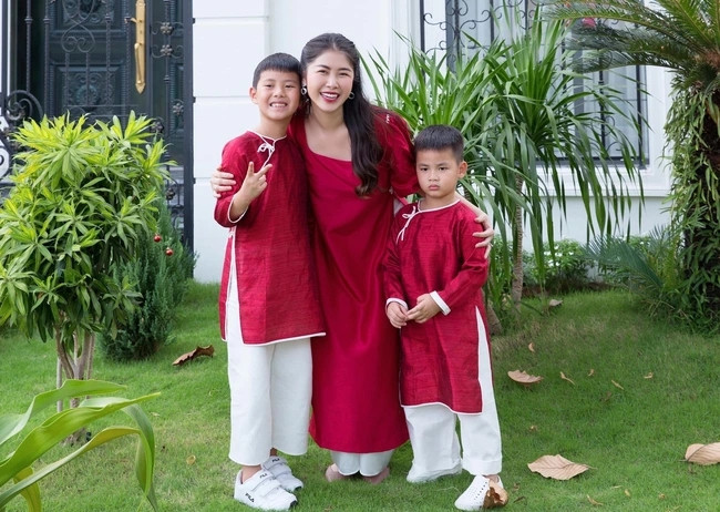 Trong khuôn viên biệt thự có khu vườn thoáng mát, ngập tràn sắc xanh. Ảnh: FBNV