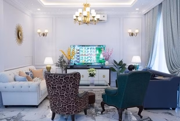 Nội thất bên trong biệt thự do chính tay Thuỷ Anh chọn theo phong cách tân cổ điển. Ảnh: FBNV