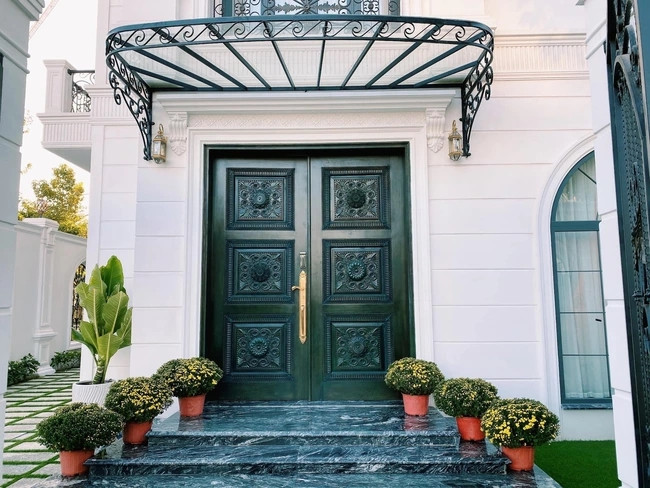 Nhìn bên ngoài, cơ ngơi của Đăng Khôi - Thủy Anh nhìn chẳng khác gì khách sạn 5 sao. Ảnh: FBNV