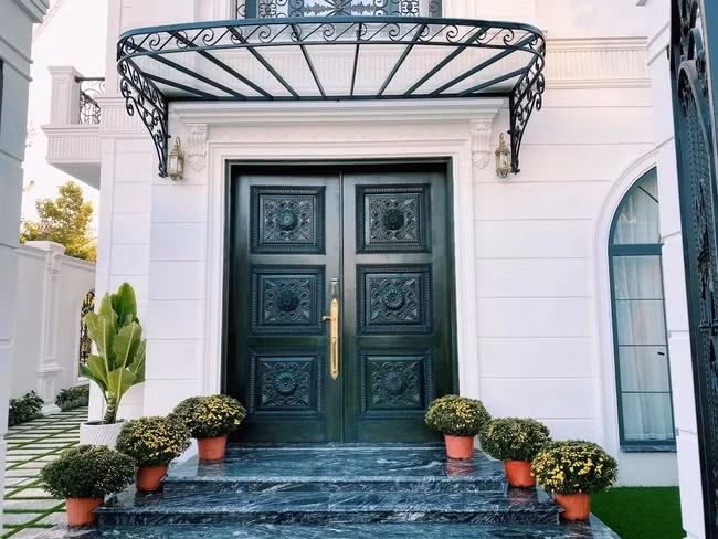 Nhìn bên ngoài, cơ ngơi của Đăng Khôi - Thủy Anh nhìn chẳng khác gì khách sạn 5 sao. Ảnh: FBNV