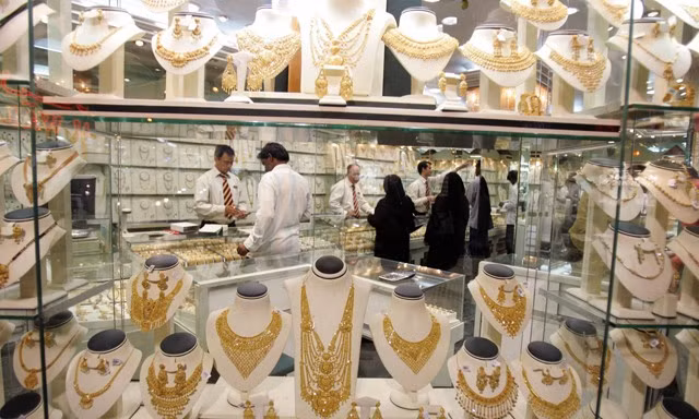 Chợ vàng Dubai Gold Souk nổi tiếng với nhiều sản phẩm về vàng và đồ trang sức. Tại đây cung cấp nhiều loại mặt hàng, từ thiết kế truyền thống của Ả Rập đến phong cách hiện đại và đương đại. Ảnh: Getty