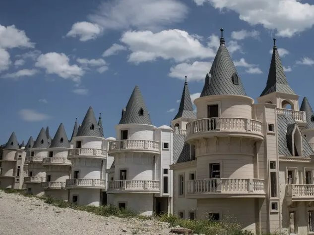 Các dãy lâu đài 3 tầng giống hệt nhau bị bỏ hoang vẫn sừng sững.