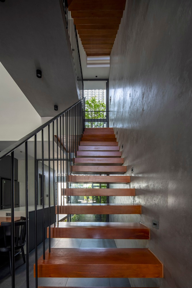 Sự liên tục của thông tầng được duy trì trong toàn bộ ngôi nhà, thiên nhiên có mặt khắp mọi nơi, ánh sáng tự nhiên tràn ngập mọi căn phòng. Ảnh: Hoang Le