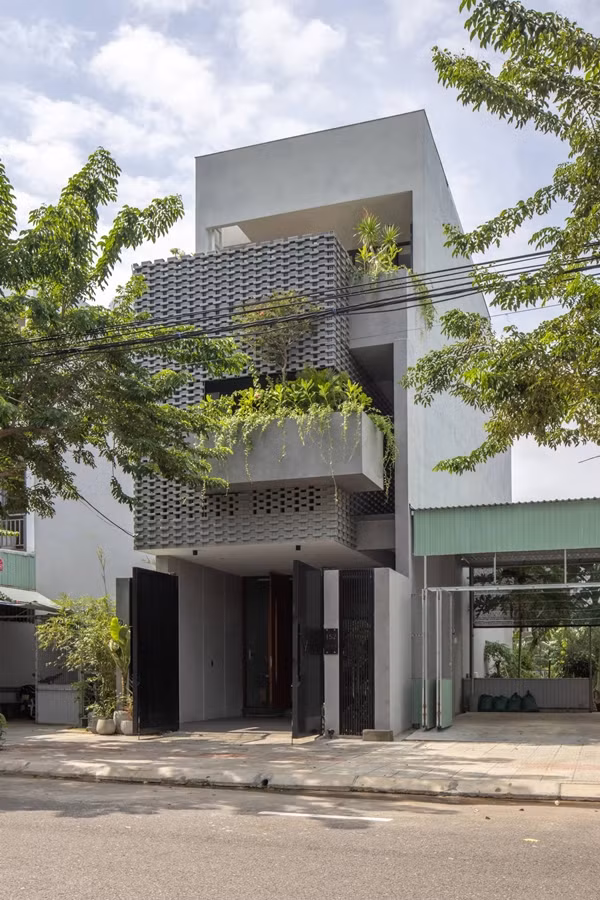 Khu đất xây nhà khá khiêm tốn, nằm trong một đô thị có mật độ xây dựng cao. Yêu cầu đặt ra cho kiến trúc sư là phải tạo ra một cấu trúc mở hoàn toàn bên trong căn nhà chật hẹp bị che kín bởi những bức tường cao. Ảnh: Hoang Le