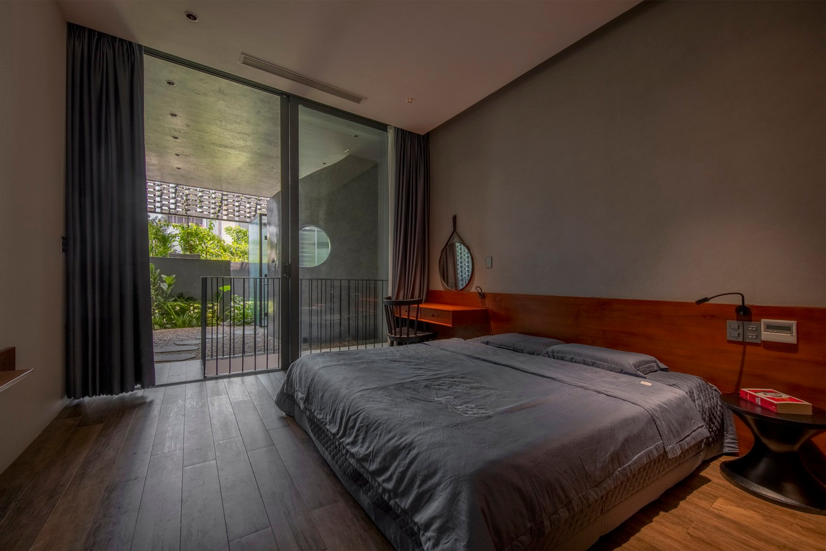 Phòng ngủ được bố trí nội thất tối giản nhằm mang lại cảm giác rộng rãi, không bị bó hẹp không gian. Ảnh: Hoang Le