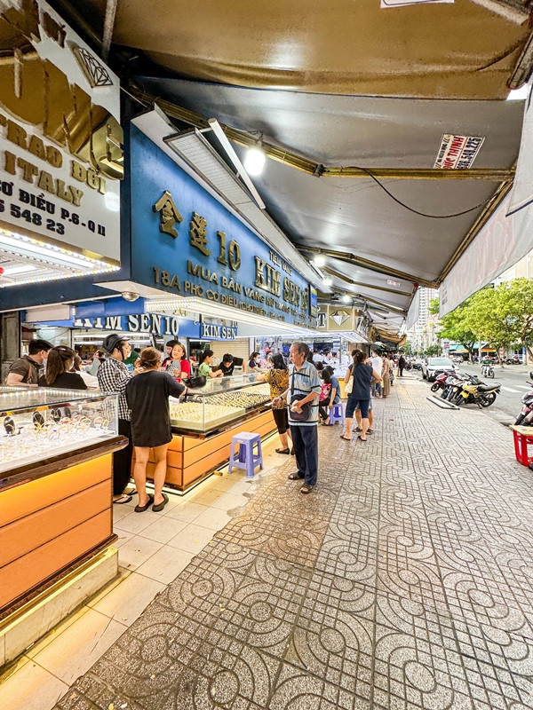 Ngày thường, chợ Thiếc cũng là địa chỉ được du khách ghé đến mua trang sức. Ảnh: Phunuso