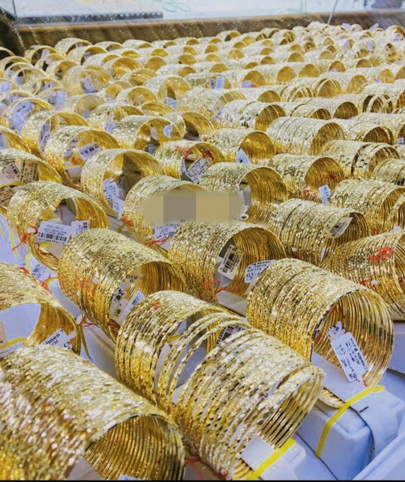 Các cửa hàng chủ yếu bán vàng trang sức, vàng 18k, phù hợp với nhu cầu bình dân. Ảnh: Báo Công Thương