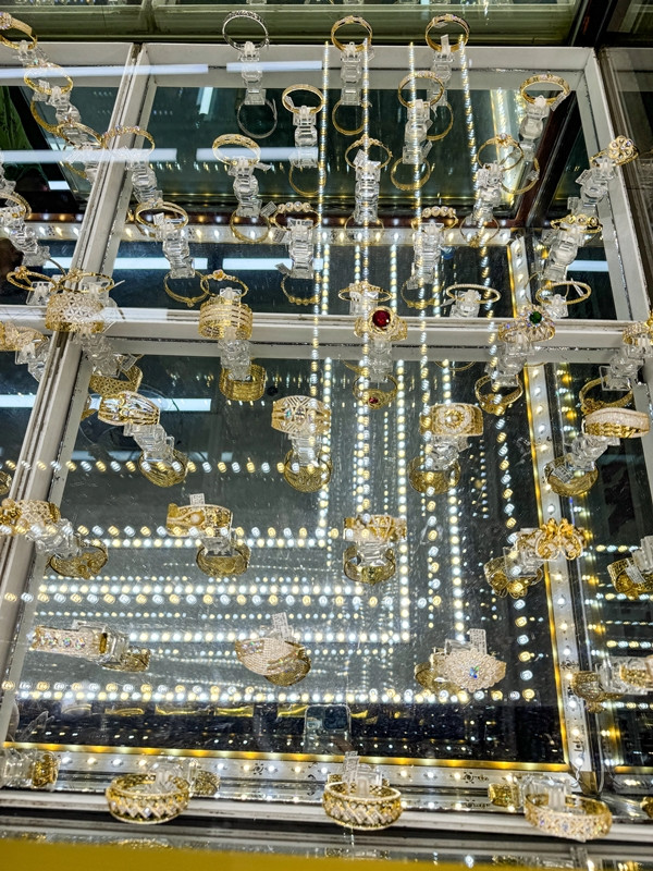 Các mẫu nhẫn vàng 18K, 24K... được chế tác cầu kỳ, bắt mắt. Ảnh: Phunuso