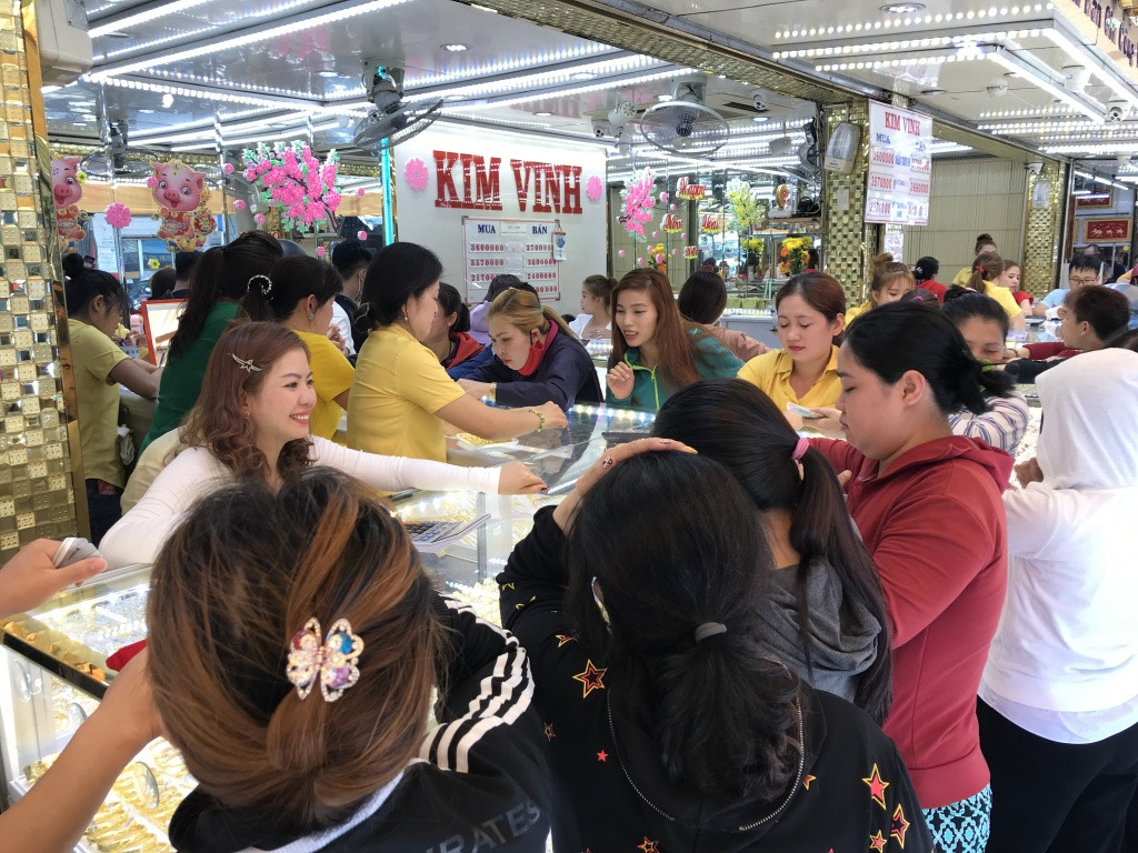 Chợ Thiếc có đến hơn 40 ki-ốt, cửa hàng kinh doanh các mặt hàng vàng, trang sức. Vào ngày Vía Thần Tài, khách ghé chợ Thiếc mua vàng tấp nập, các cửa tiệm đông nghịt khách từ sáng đến tối. Ảnh: Vietnambiz