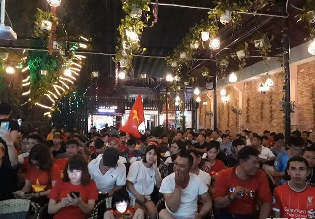 Vào mùa bóng đá, quán cà phê của bố mẹ Tiến Linh đông nghẹt khách. Ảnh: FBNV