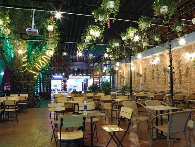 Ngôi nhà của gia đình Tiến Linh chia thành 2 khu vực. Phía trước là quán cà phê sân vườn. Ảnh: Facebook