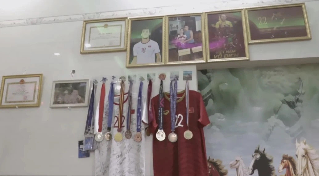 Trong phòng khách, bố mẹ Tiến Linh trưng bày kỷ vật của con trai. Ảnh: FBNV