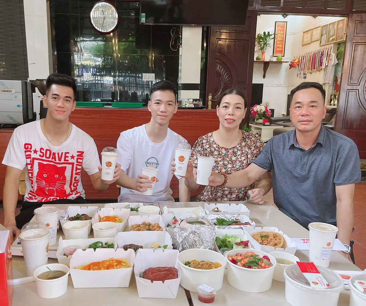  Tiến Linh sinh ra ở Hải Dương nhưng từ năm 6 tuổi đã theo bố mẹ vào Bình Dương. Hiện tại, gia đình nam cầu thủ đang sống trong một căn nhà vườn rộng hơn 300m2 ở phường An Phú, thị xã Thuận An, Bình Dương. Ảnh: FBNV