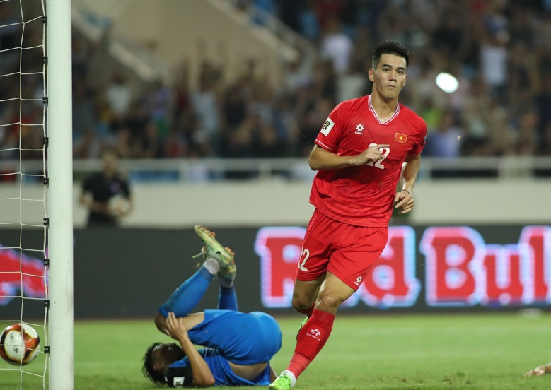 Theo đó, Nguyễn Tiến Linh bàn thứ 10 trong sự nghiệp tham dự vòng loại World Cup, cân bằng kỷ lục mà Công Vinh nắm giữ kể từ 2016. Ảnh: Kinh tế đô thị