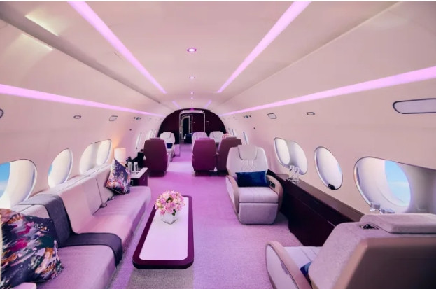 Theo đó, máy bay 9H-FIVE được trang bị hệ thống đèn LED tùy chỉnh theo tâm trạng hành khách trong khoang chứa 16 chỗ ngồi. Ảnh: CNN