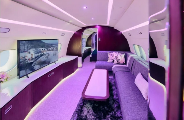 Khoang máy bay rộng rãi có kích thước 23,8 x 3,3 mét, chiều cao khoảng 2 mét, mang tới không gian phóng khoáng cho nhiều hoạt động thư giãn, giao lưu, giải trí, trong đó có khiêu vũ. Ảnh: CNN