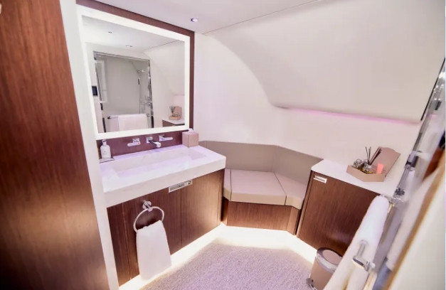 Phòng tắm sang trọng cho hành khách thư giãn trong suốt chặng bay. Ảnh: CNN