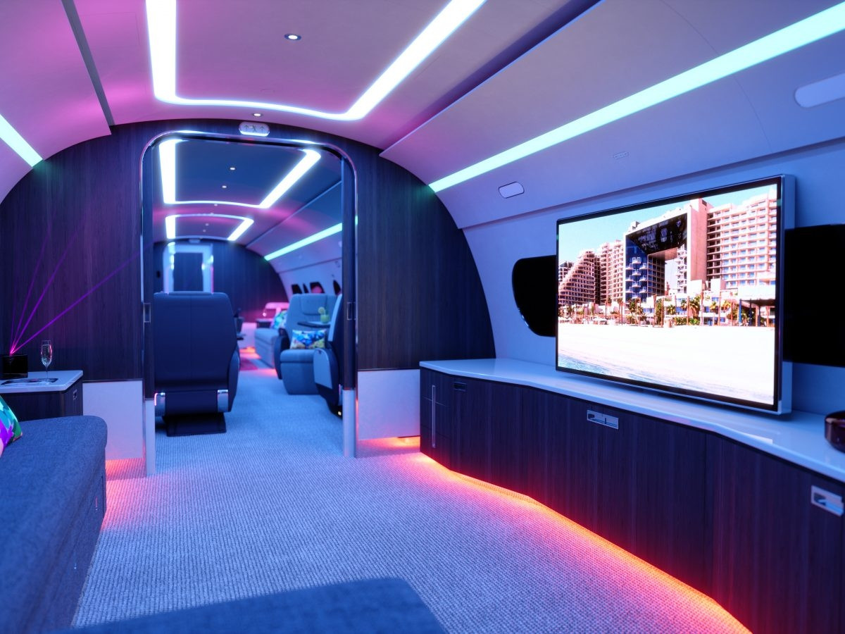 Khi khách hàng đói bụng, một nhà bếp đầy đủ tiện nghi và bàn ăn cho 8 người trên chuyên cơ luôn sẵn sàng phục vụ hành khách. Ảnh: CNN