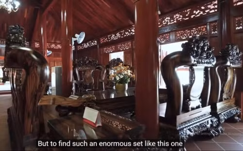 Gia chủ còn tạc nhiều bức tượng, lư bình... từ gỗ và đá với kích thước khác nhau.