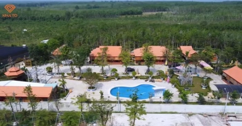 Căn nhà được xây dựng và bài trí theo phong cách cổ điển, thiết kế 3 gian 3 chái kiểu miền Tây xưa, chấm phá một số nét hiện đại.